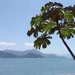 Casinha de pedras a beira mar em Ubatuba SP