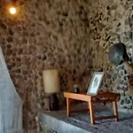 Casinha de pedras a beira mar em Ubatuba SP